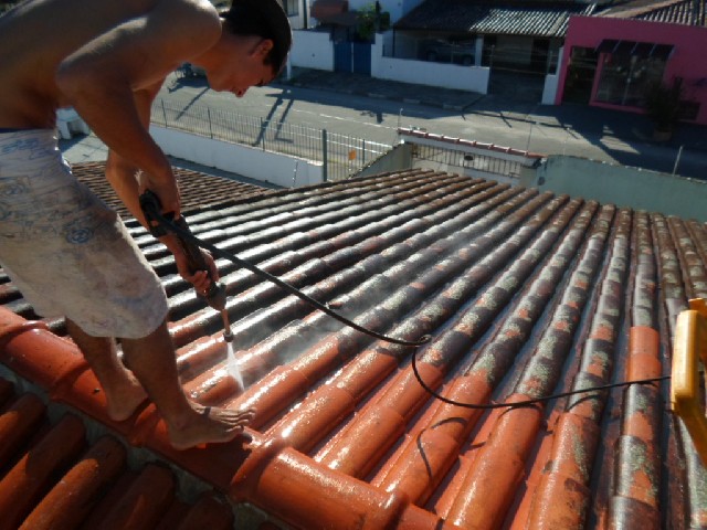 Foto 1 - Lavagem e pintura de telhados em ubatuba-sp
